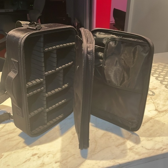 Large Makeup Suitcase​​ - Picture 10 of 10